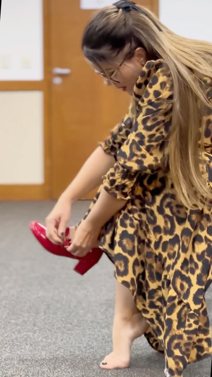 Débora Bica em momento de dinâmica e prática de Facelift Energético de Access em classe presencial